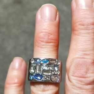 GUESS SHADES OF BLUE AND WHITE RHINESTONE CRYSTAL SILVER-TONE SIZE 7.2 RING